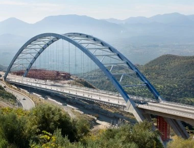Έφηβοι στη Φθιώτιδα έκλεισαν γέφυρα για να διασκεδάσουν με την ταλαιπωρία των οδηγών